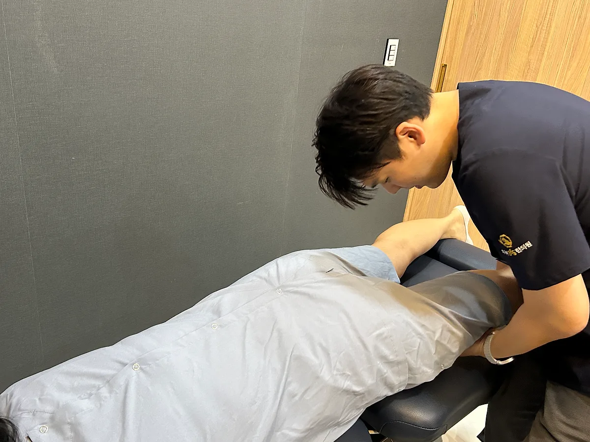 두꺼비365한의원 추나요법 - 견갑대 교정