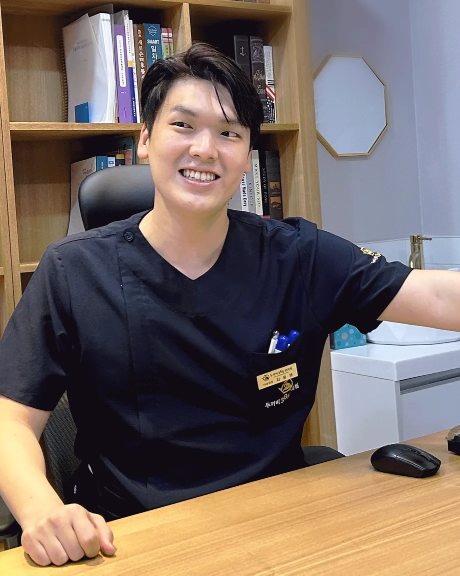 진료실에서 환자를 보는 김동영 대표원장