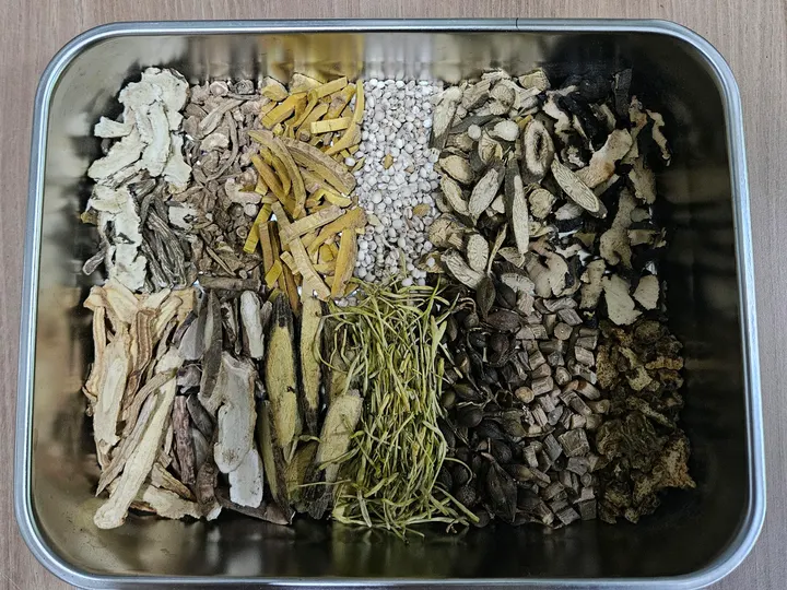 약재를 담은 조제 트레이
